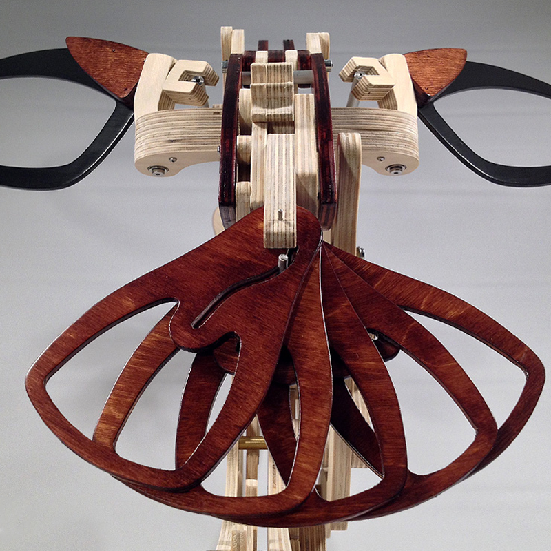 Kinetische Kolibriskulptur aus Holz