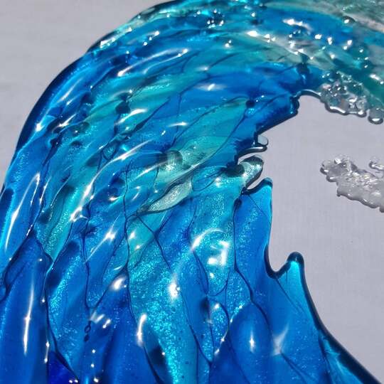 Sculpture en verre des vagues de mer